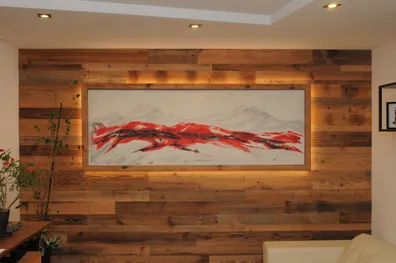 Holzwand mit Gemälde