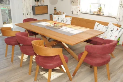 Esszimmer mit roter Ganitur